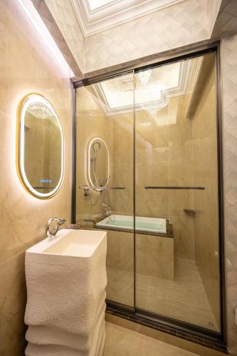 regis by ritz imago mall loft b
