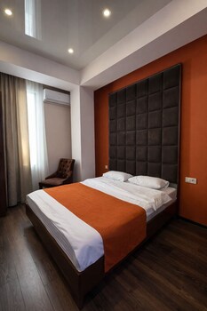 fama 12 hotel