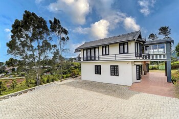 alaya stays cleft 3bhk with garden