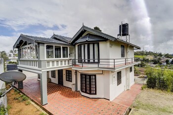 alaya stays cleft 3bhk with garden