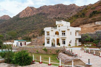 elivaas mandovar mountain valley retreat