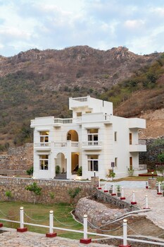 elivaas mandovar mountain valley retreat