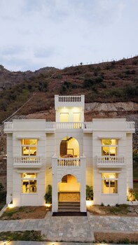 elivaas mandovar mountain valley retreat