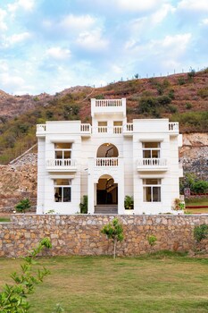 elivaas mandovar mountain valley retreat