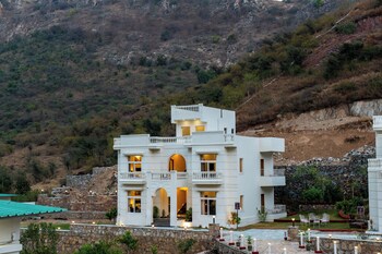 elivaas mandovar mountain valley retreat
