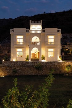 elivaas mandovar mountain valley retreat