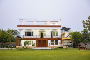 elivaas 3 bhk amber villa with pvt pool