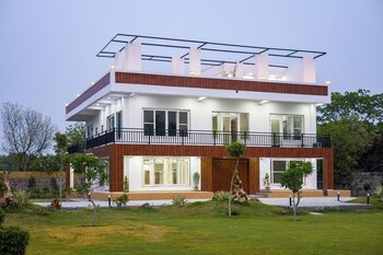 elivaas 3 bhk amber villa with pvt pool