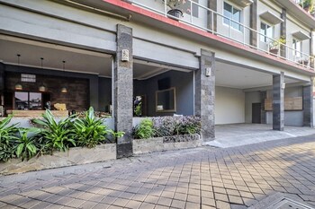 townhouse oak sus cottage near legian beach