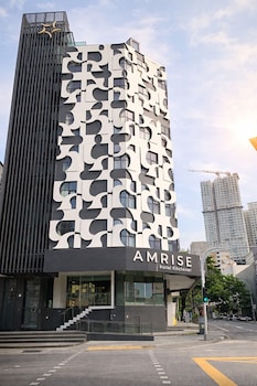 amrise hotel kitchener stay from 9pm to 8am