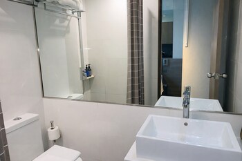 amrise hotel kitchener stay from 9pm to 8am