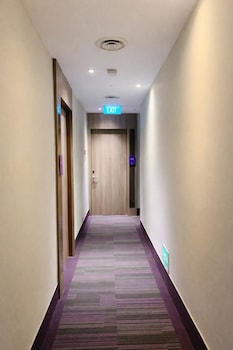 amrise hotel kitchener stay from 9pm to 8am