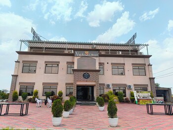Vaishnavi Resort,,3 star
