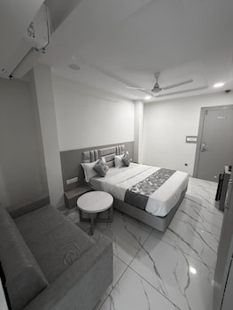 The 7 Eleven Hotel,,3 star