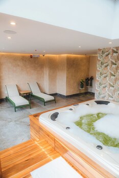 saya hotel and suites