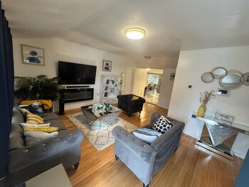 Spacious 3Br Family Home Near Everything,,4 star