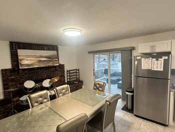 spacious 3br family home near everything
