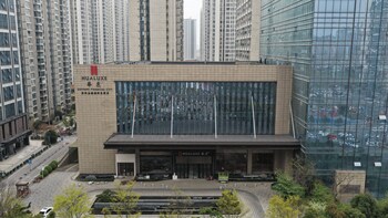 hualuxe guiyang financial city