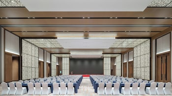 hualuxe guiyang financial city
