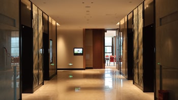 hualuxe guiyang financial city