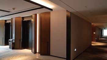 hualuxe guiyang financial city