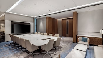 hualuxe guiyang financial city