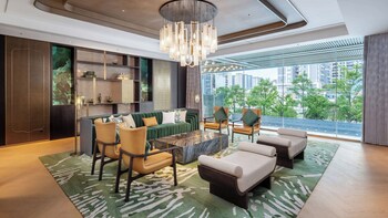 hualuxe guiyang financial city