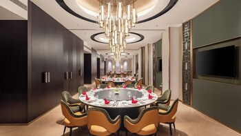 hualuxe guiyang financial city