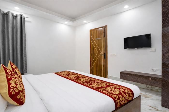mauryan elite hotel ignou road