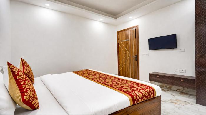mauryan elite hotel ignou road