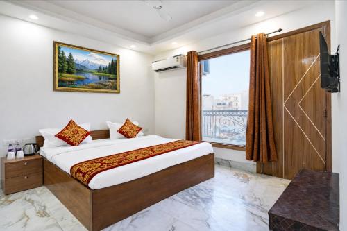 mauryan elite hotel ignou road