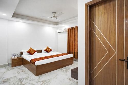 mauryan elite hotel ignou road