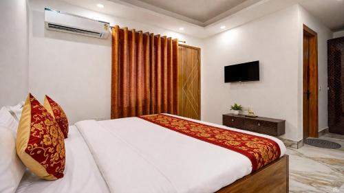mauryan elite hotel ignou road