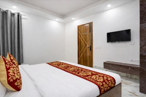 mauryan elite hotel ignou road