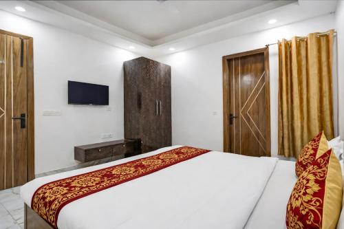 mauryan elite hotel ignou road