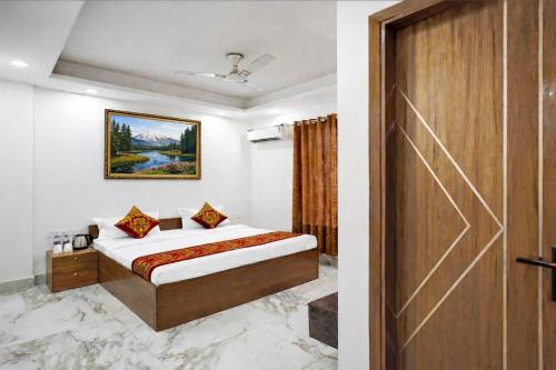 mauryan elite hotel ignou road