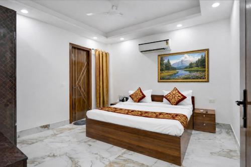 mauryan elite hotel ignou road