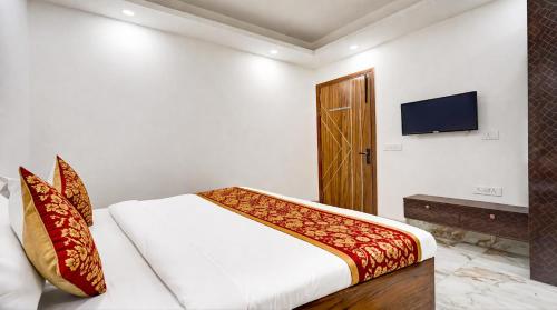 mauryan elite hotel ignou road