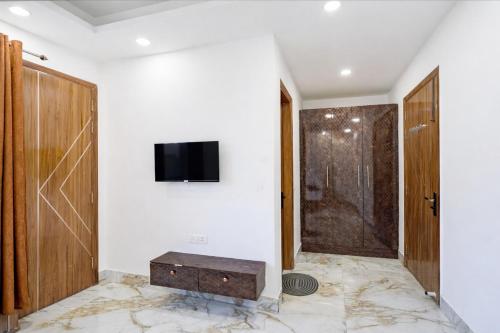 mauryan elite hotel ignou road