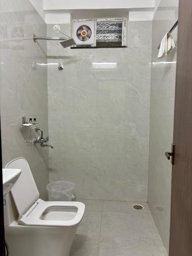 yellow sapphire hotel dlf cyber city