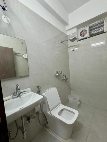 yellow sapphire hotel dlf cyber city