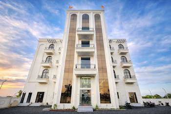 mandhata riverview palace