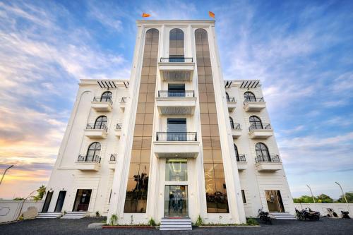 mandhata riverview palace