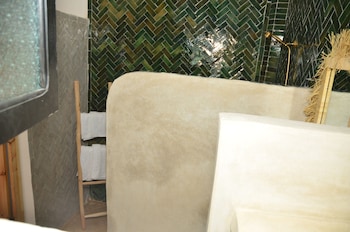 riad ayana