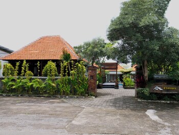 D'leisure,,2 star