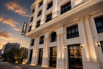 nearest airport hotel