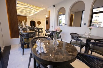 nearest airport hotel