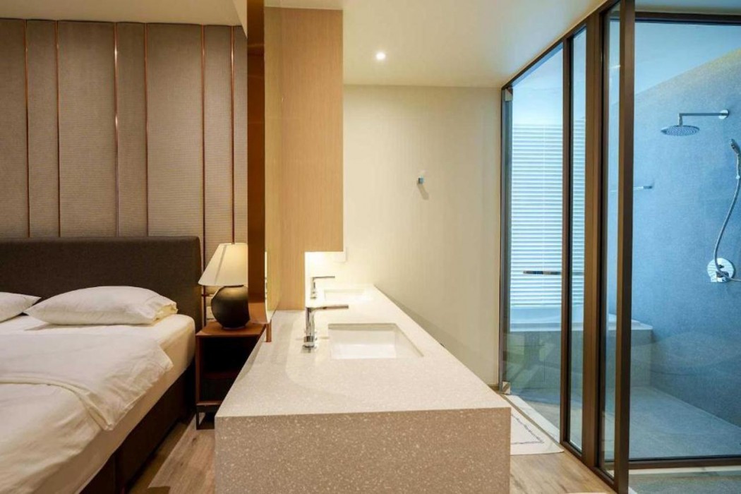 luxury 2br sea view apartment with private lift and free parking