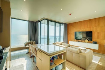 Luxury 2Br Sea View Apartment With Private Lift And Free Parking,,3 star