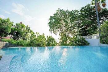 luxury 2br sea view apartment with private lift and free parking